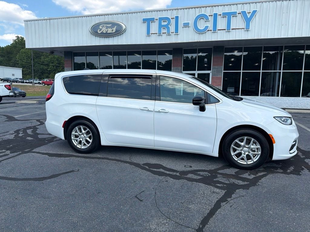 2025 Chrysler Pacifica Select in Bright White Clearcoat — front three-quarter view