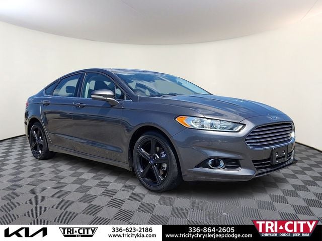 2016 Ford Fusion SE in Magnetic — front three-quarter view